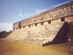yucatan tour in bus uxmal tempio